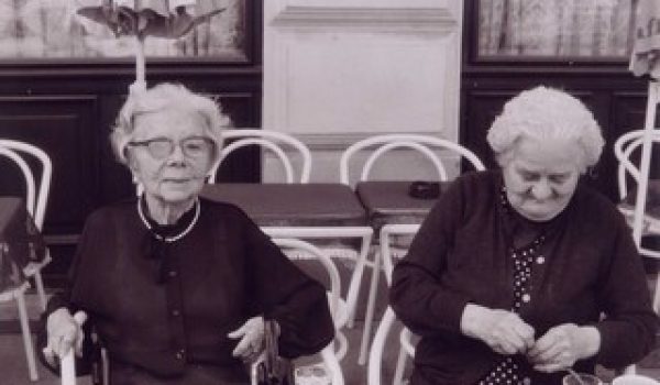 Burgschauspielerin Adrienne Gessner sitzt im Schanigarten des Café Schwarzenberg neben ihrer Hausdame während der Kaffeejause um 1982.