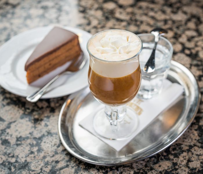 Café Schwarzenberg: Auf dem Tisch steht eine Sachertorte und ein Kaffee Advokaat